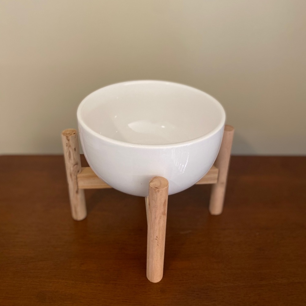 White bowl/ Wooden stand